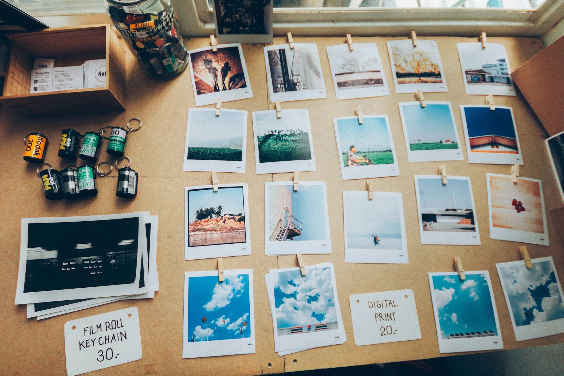 Fotogallerie Bild Eine Fläche mit Fotos, Notizen und kleinen Filmrollen, kreativ angeordnet.